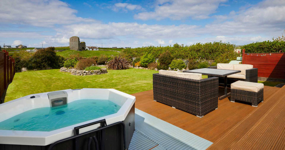 Castle View Lodge - Luxury 3 Bedroom Lodge with Hot Tub in Doolin Village