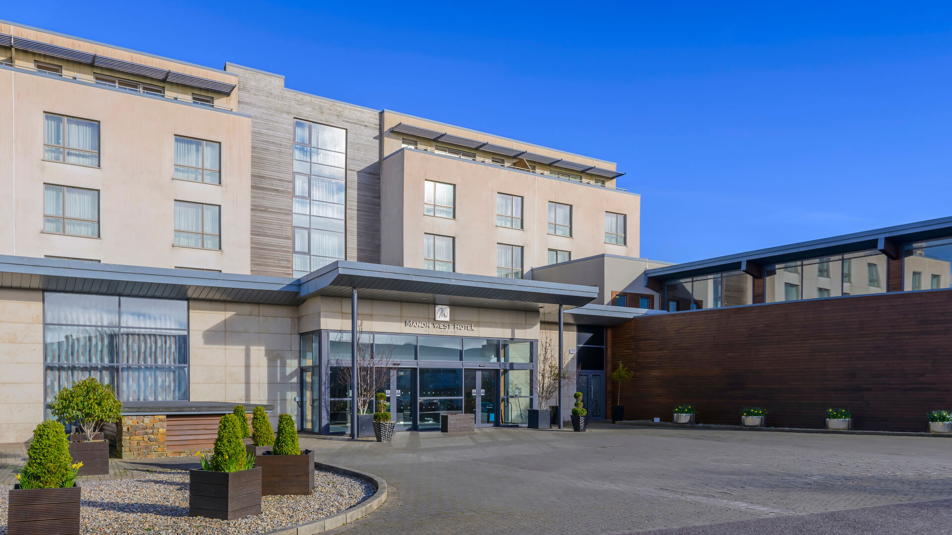 Manor West Hotel